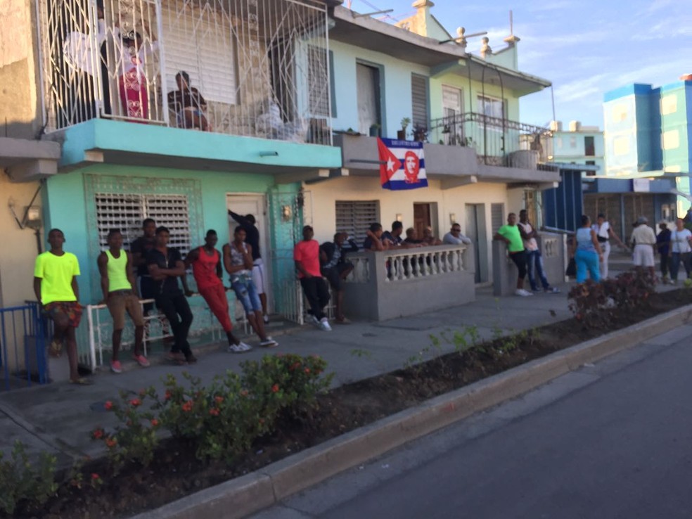 Moradores de Santiago de Cuba esperam pelo cortejo que carrega as cinzas do líder Fidel Castro (Foto: Letícia Macedo/G1)