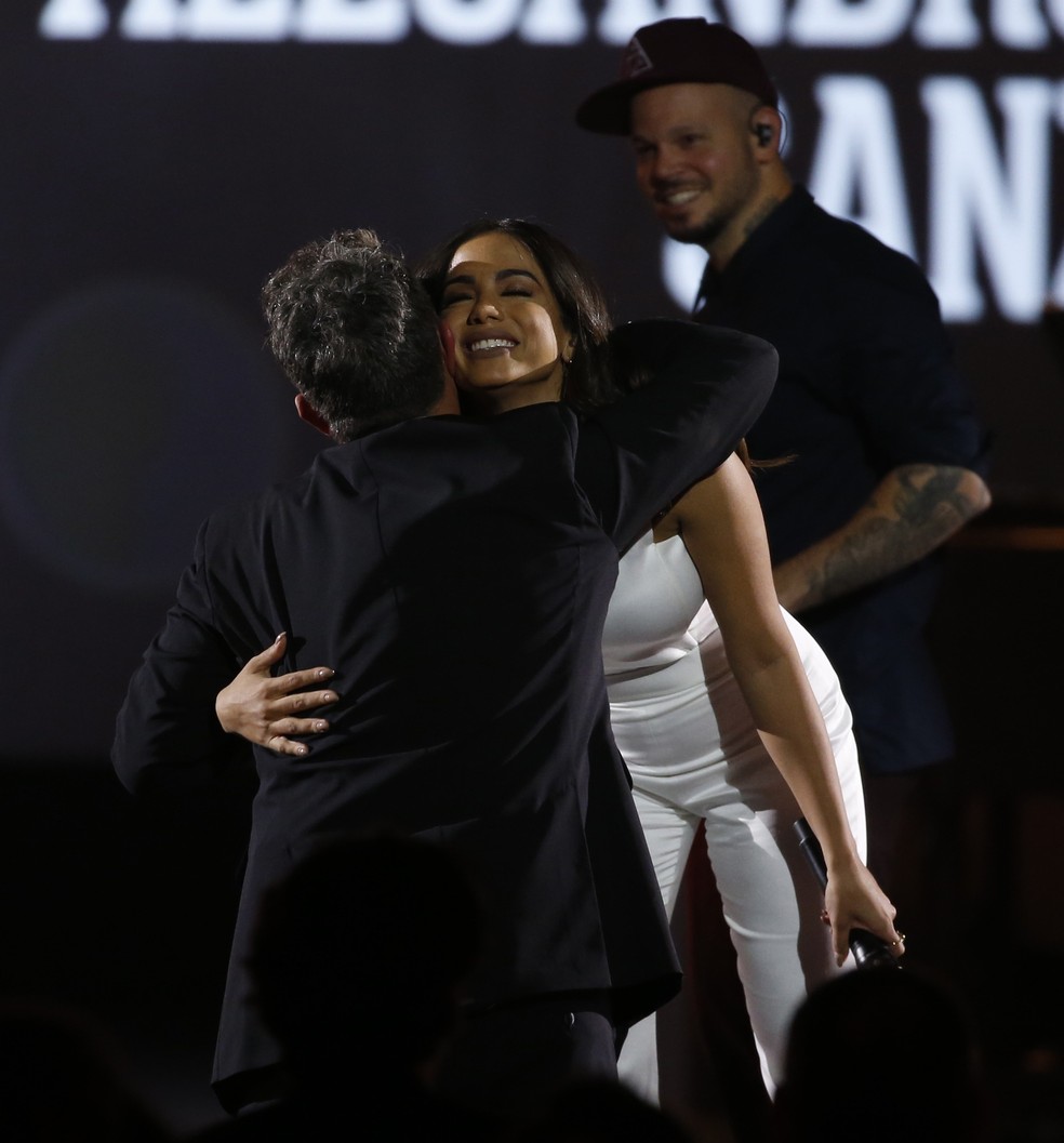 Anitta parabeniza Alejandro Sanz em festa pré-Grammy Latino (Foto: REUTERS/Mario Anzuoni)