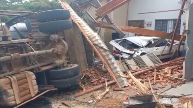 VÍDEO: caminhão de coleta de lixo desgovernado destrói entrada de casa e carro em Matão