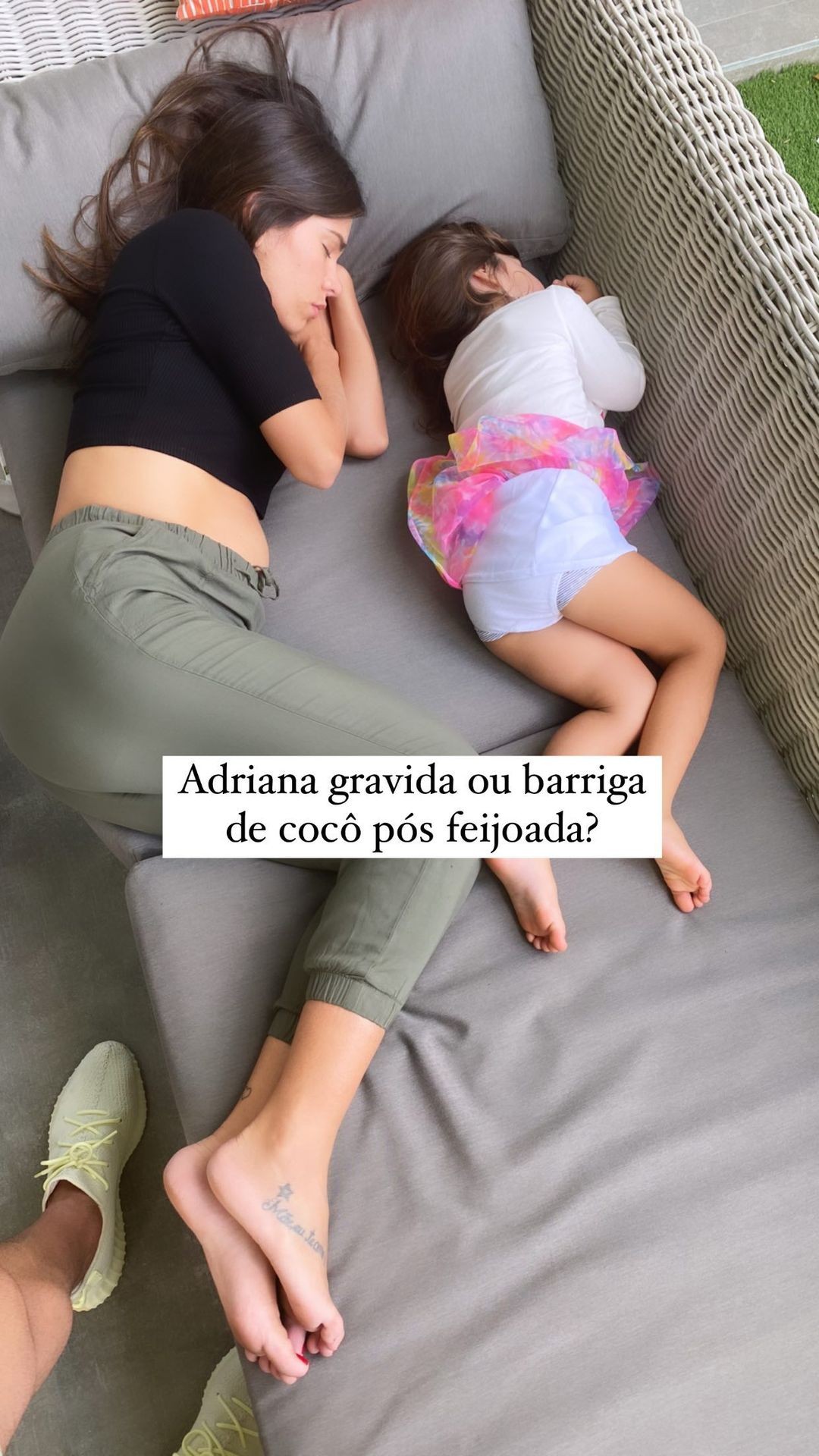 Adriana Sant'Anna aparece com barriguinha saliente em foto e brinca: "grávida ou cocô?" (Foto: Reprodução/Instagram)