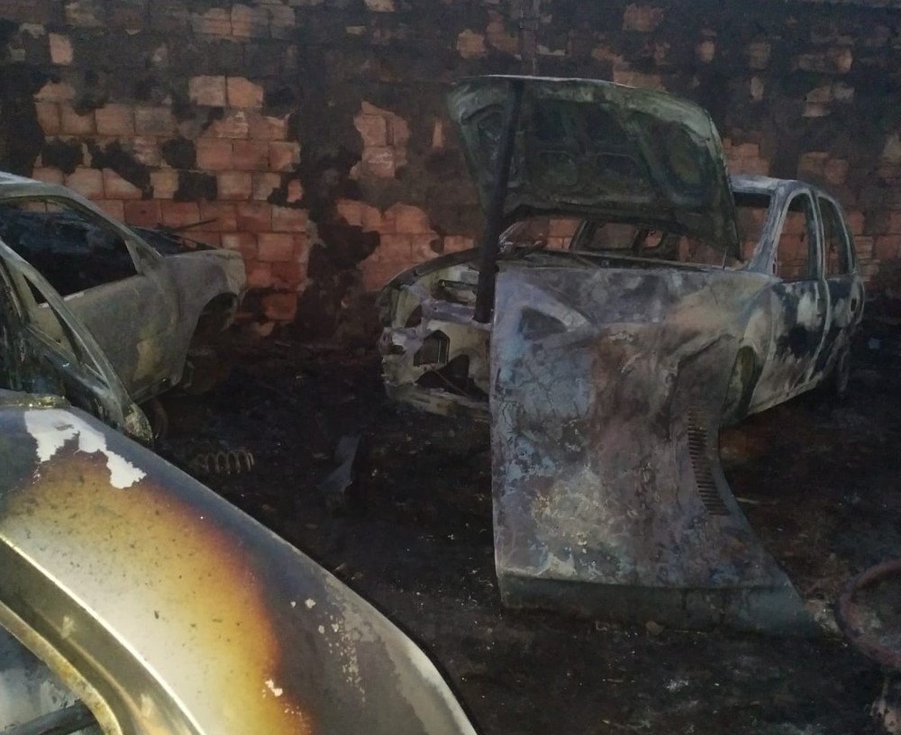 Bombeiros são acionados para apagar incêndio em ferro-velho no Bairro Roosevelt em Uberlândia