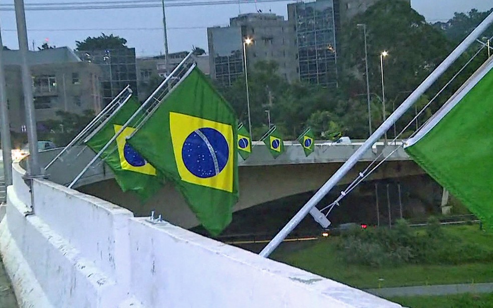 Bandeiras do Brasil são instaladas na Ponte do Morumbi, em São Paulo (Foto: TV Globo/Reprodução)