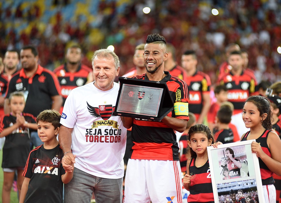 Léo Moura deixou o Flamengo repleto de homenagens — Foto: André Durão