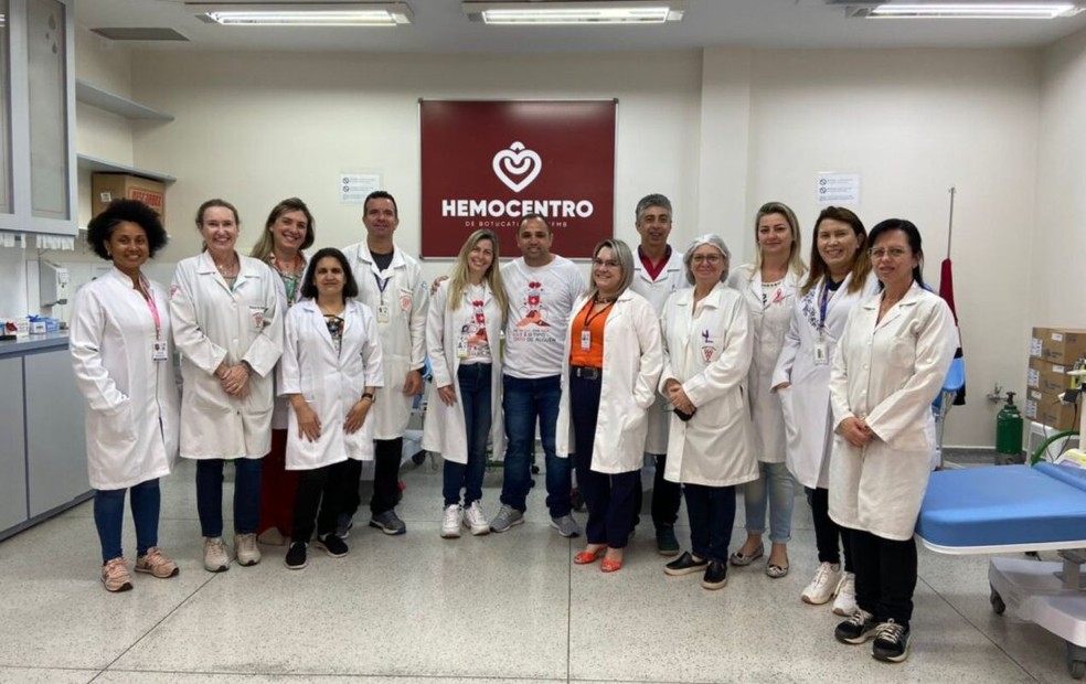 Equipe do Hemocentro do HCFMB com o doador Rafael — Foto: HCFMB /Divulgação