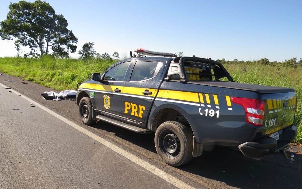 Jovem morre após batida entre moto e carreta no oeste da Bahia — Foto: Edivaldo Braga/Blogbraga