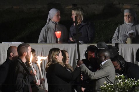 Irina e Albina entregam cruz para família de migrantes na Via Crucis do Papa (Foto: ANSA)