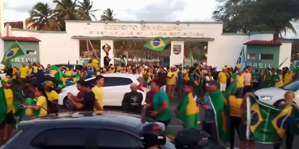 Manifestação aconteceu em frente ao 16º RI na Hermes da Fonseca, em Natal — Foto: Reprodução/Inter TV Cabugi