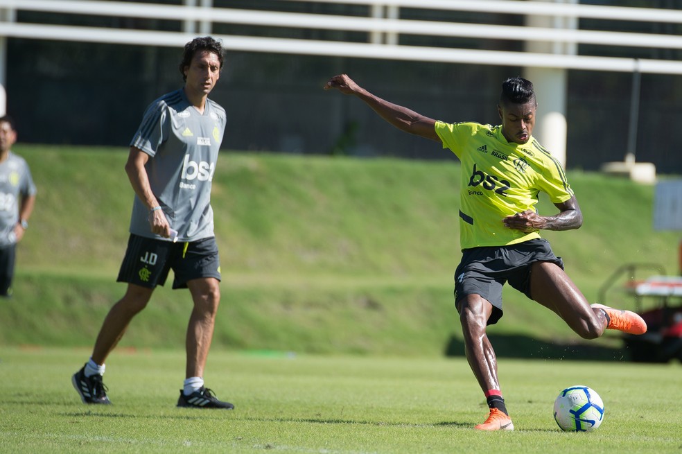 Bruno Henrique em treino de finalização no Ninho do Urubu — Foto: Alexandre Vidal / Flamengo / Divulgação