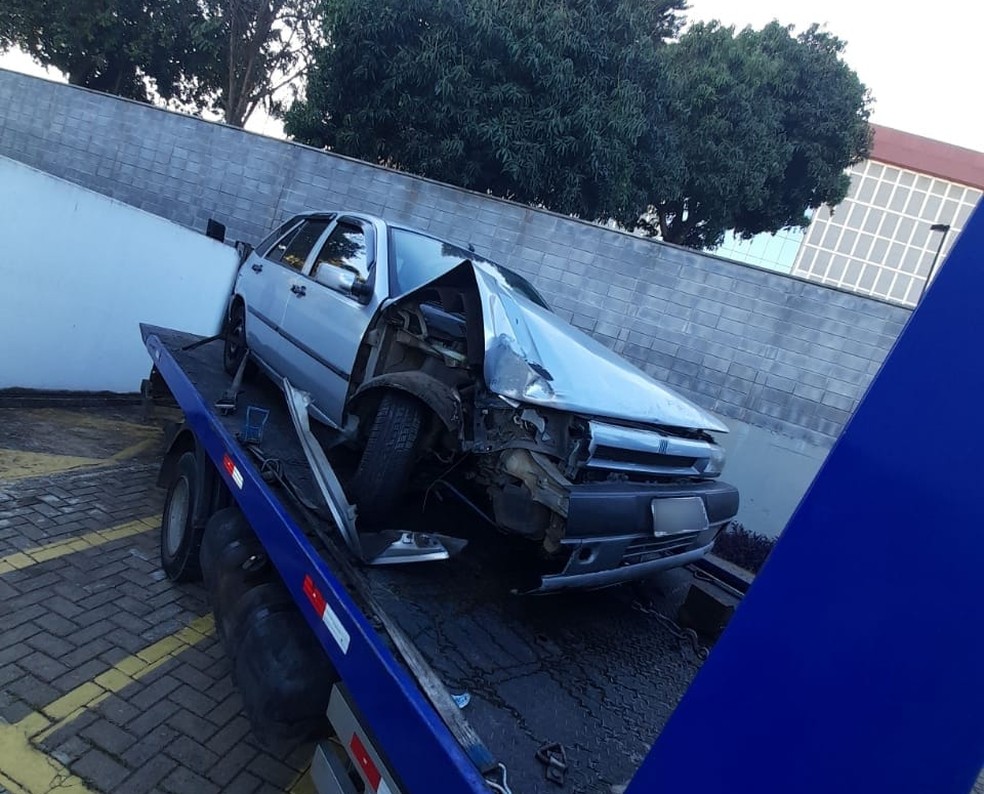 Homem &eacute; preso ap&oacute;s furtar carro e bater em poste em avenida de Jundia&iacute; &mdash; Foto: Divulga&ccedil;&atilde;o/Pol&iacute;cia Militar