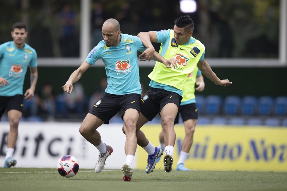 Casemiro e Fabinho em treino da seleção brasileira — Foto: Lucas Figueiredo / CBF