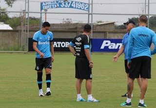 Matías recebe atenção de Felipão e segue fora de treino; Walace volta