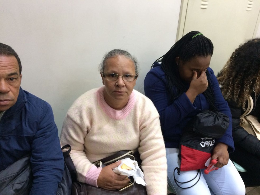 A auxiliar de limpeza Ivonete Ata&iacute;de aguardava ser chamada ap&oacute;s triagem de curr&iacute;culo no mutir&atilde;o de emprego em S&atilde;o Paulo  (Foto: Marina Pinhoni/G1)