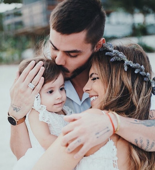 Rúbia Baricelli e Henrique Tomaz com a filha, Helena, no dia do casamento (Foto: Rafael Canuto) Rúbia Baricelli e Henrique Tomaz com a filha, Helena, no dia do casamento (Foto: Rafael Canuto)