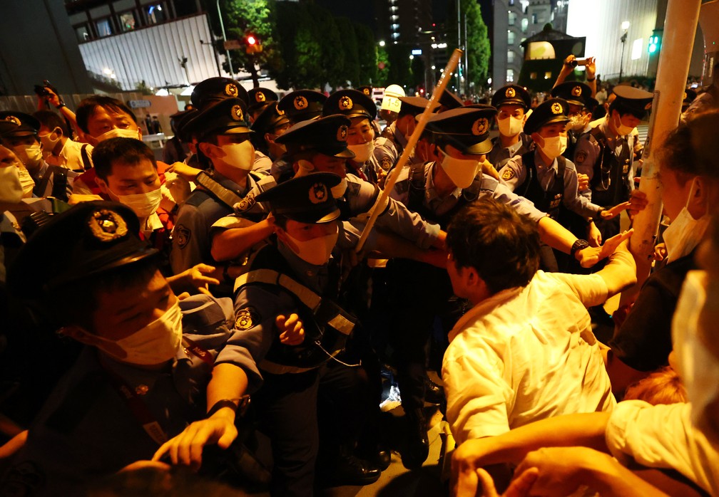 Manifestantes enfrentam a polícia do lado de fora do estádio durante a cerimônia de abertura dos Jogos Olímpicos de Tóquio, no Japão — Foto: Issei Kato/Reuters