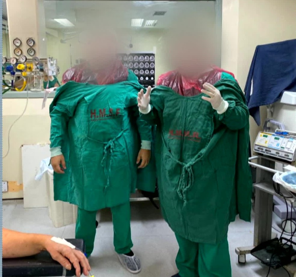 Além da falta de equipamentos de proteção, os profissionais de Saúde denunciam falta de treinamento para usar e retirar os trajes   — Foto: Reprodução/TV Globo