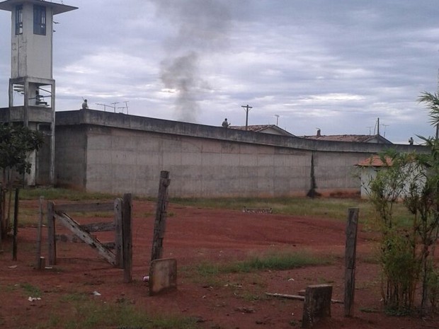 Presos se revoltaram contra a suspensão das visitas e chegaram a queimar alguns colchões (Foto: Divulgação/PM-TO)