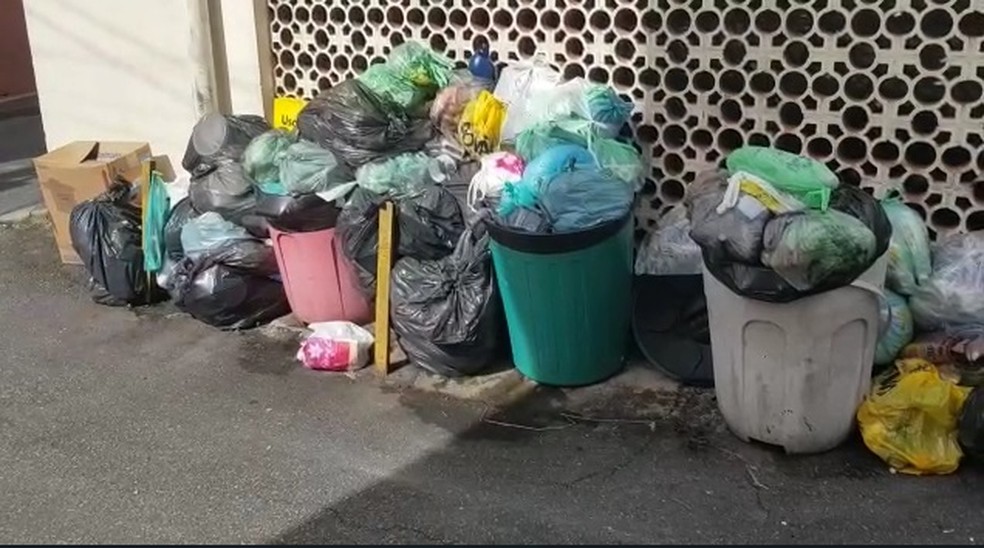 Lixo acumulado em Barra do Piraí — Foto: Reprodução