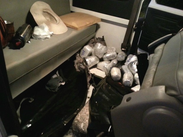 Caminhonete com placas de Toledo (PR) levava eletrônicos escondidos em fundos falsos no assoalho; motorista fugiu (Foto: PRF / Divulgação)