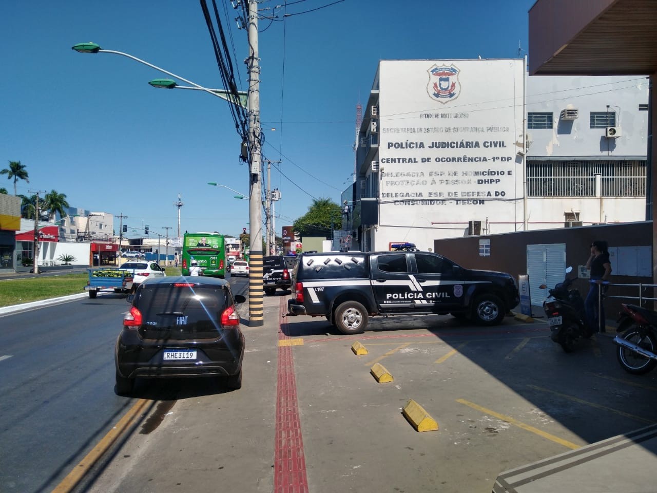 Policial investigado por atirar e matar foragido em delegacia de Cuiabá é solto pela Justiça
