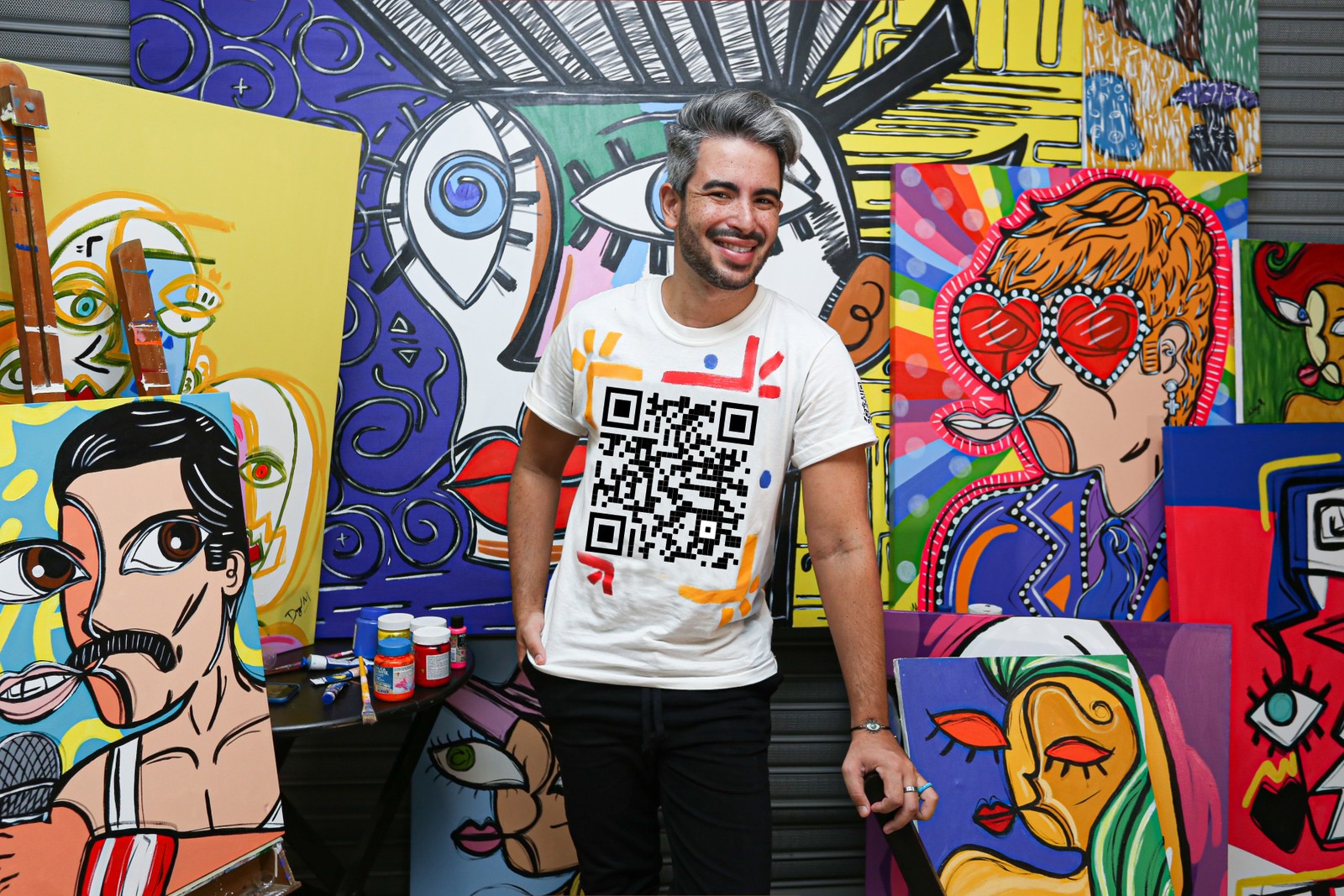 O designer cria  obras a partir de um aplicativo de celular em que pinta com a ponta dos dedos — Foto: Thiago Freitas