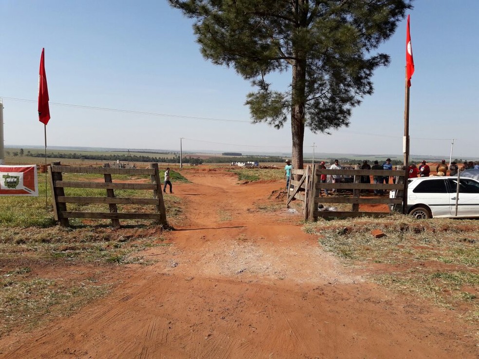 Propriedade rural foi invadida em Rancharia (Foto: Betto Lopes/TV Fronteira)