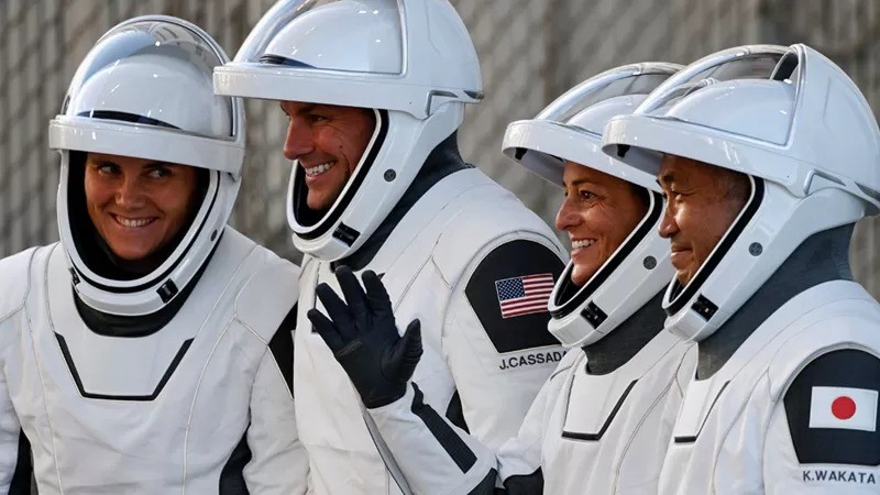 A missão Crew-5 é composta por quatro astronautas de três nações: Anna Kikina, Josh Cassada, Nicole Mann e Koichi Wakata (da esquerda para a direita) (Foto: REUTERS via BBC)