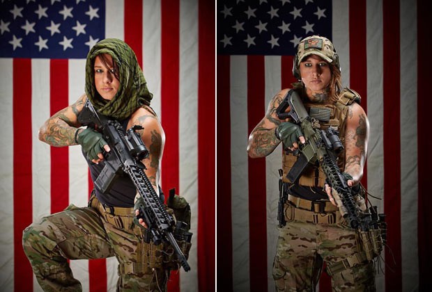Kinessa Johson, que serviu no Afeganistão, gosta de exibir suas armas em fotos (Foto: Reprodução / Facebook)