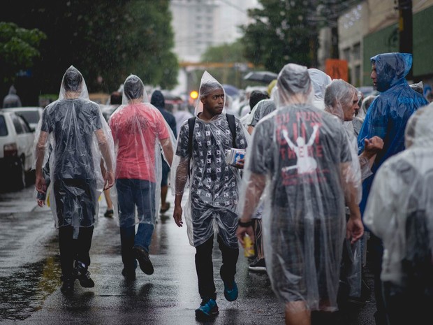 Vendedor oferece capas de chuva na fila para o show do Paul McCartney, na Zona Oeste de São Paulo (Foto: Marcelo Brandt/G1)