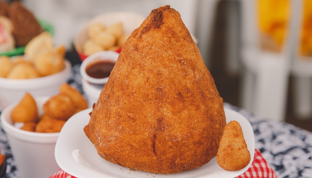 Coxinha gigante, ao lado de uma coxinha de tamanho normal, à venda no Festival de coxinha, comida alemã e cerveja artesanal em São Paulo — Foto: Divulgação