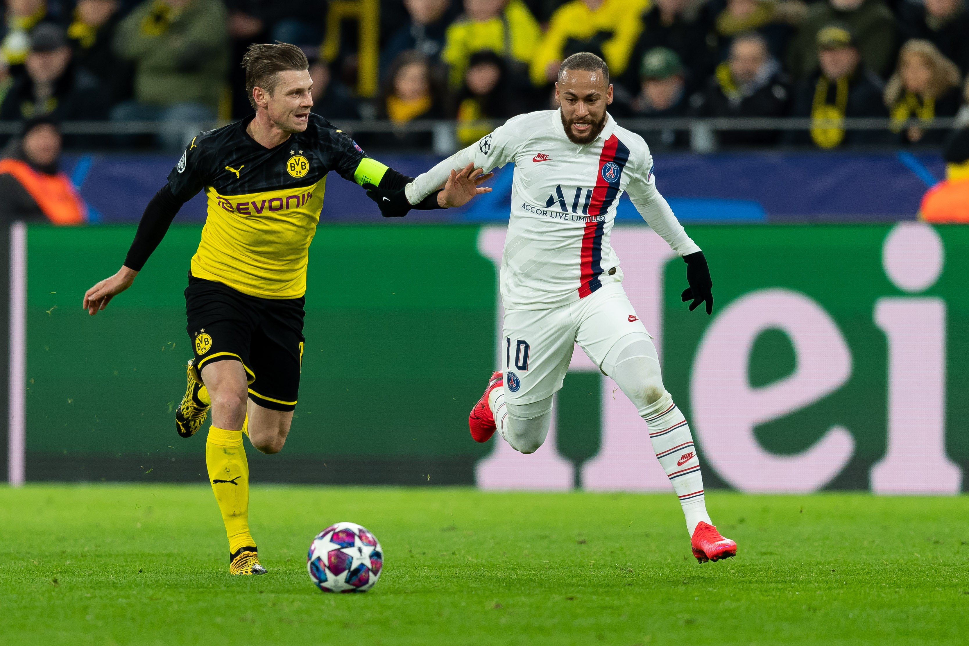 DORTMUND, GERMANY - FEBRUARY 18: (BILD ZEITUNG OUT) Lukasz Piszczek of Borussia Dortmund and Neymar of Paris Saint-Germain battle for the ball during the UEFA Champions League round of 16 first leg match between Borussia Dortmund and Paris Saint-Germain a (Foto: Getty Images)