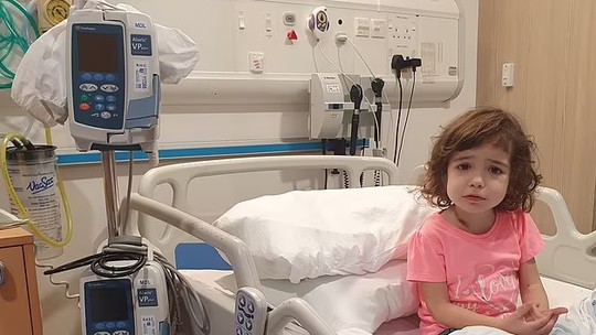 Após consultar 10 médicos diferentes, mãe descobre que filha tem leucemia: "Sabia que havia algo errado"