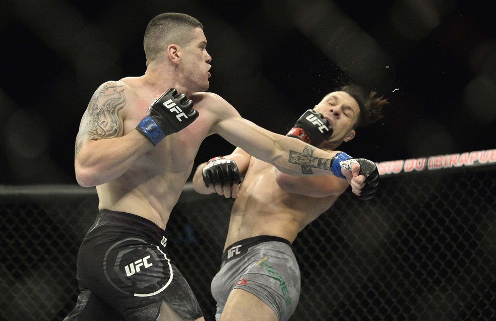 Wellington Turman golpeia Markus Maluko no UFC São Paulo — Foto: Marcos Ribolli