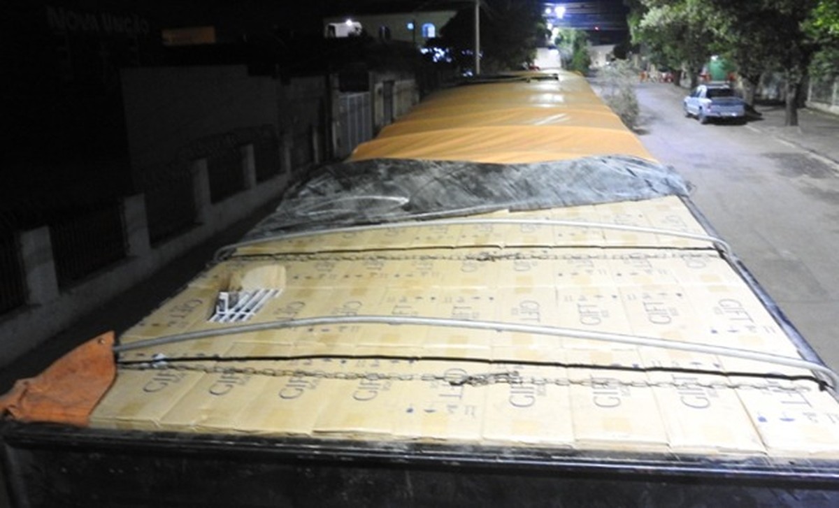 Polícia Federal apreende caminhões carregados com cigarros contrabandeados na BR-251, no Norte de Minas