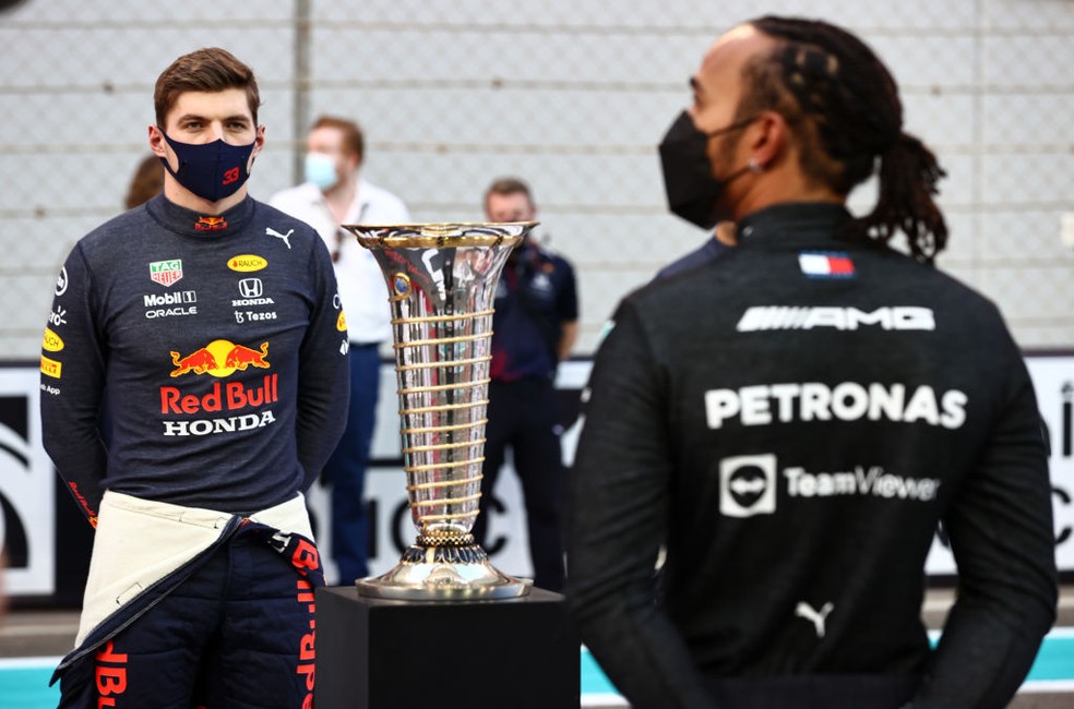 Max Verstappen e Lewis Hamilton foram protagonistas de briga pelo título da F1 em 2021 — Foto:  Mark Thompson/Getty Images