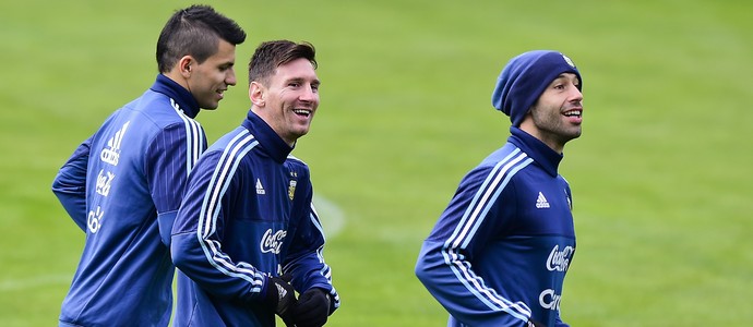 Messi sorri em treino da Argentina (Foto: AFP)