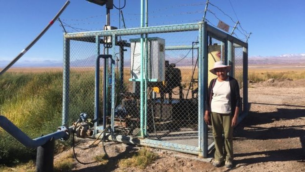 Sara diz que as duas empresas de mineração usam bombas como esta para ter acesso à água doce — Foto: BBC