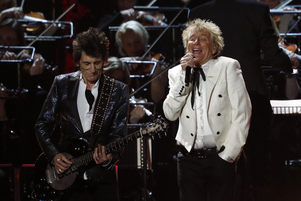 Ronnie Wood e Rod Stewart fazem performance no Brit Awards 2020, em Londres — Foto: Adrian Dennis / AFP