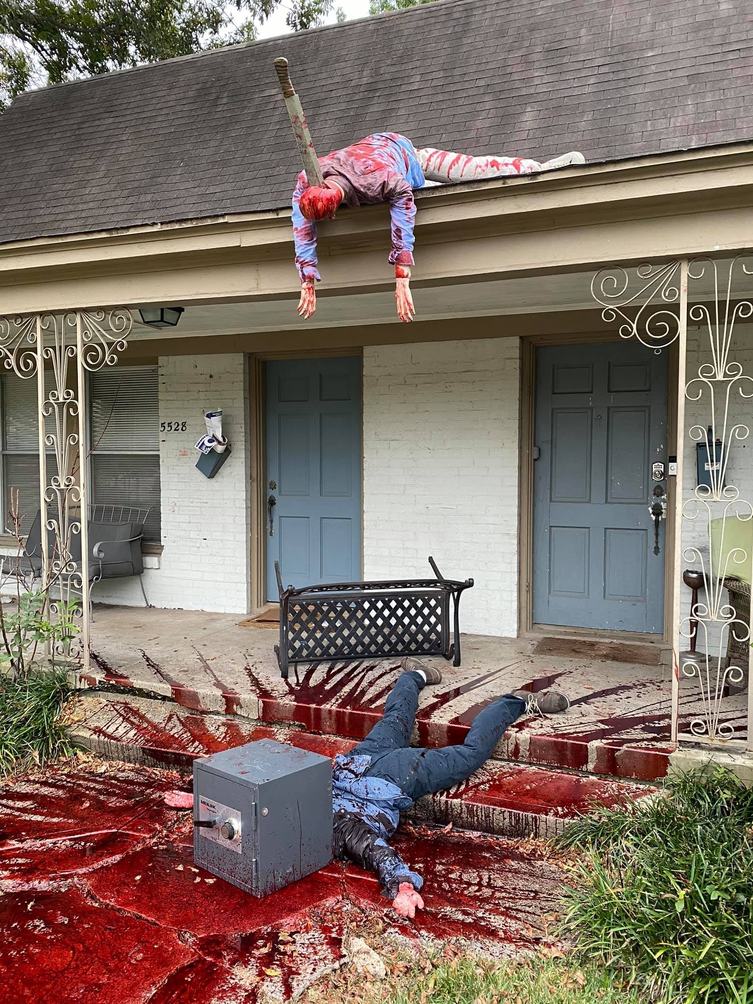 Decoração realista de Halloween faz vizinhos chamarem a polícia  (Foto: Reprodução/Facebook)