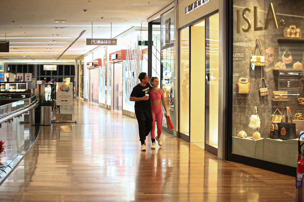 Rafael Cardoso passeia com mulher em shopping &mdash; Foto: Edson Aipim/AgNews
