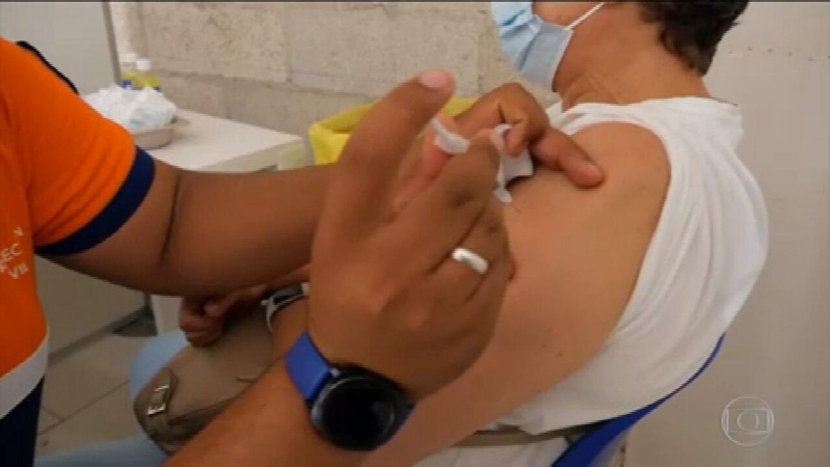 Países que aceleraram vacinação têm conseguido diminuir muito o número de mortes por Covid - Vimarsana News