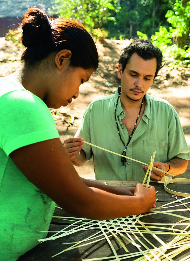 Tiago e Liana, artesã da aldeia Ka’aguy Mirim, no Sítio São José (RS), trabalham com trançado de taquara para a produção de cestarias (Foto: Lufe Torres / Editora Globo)