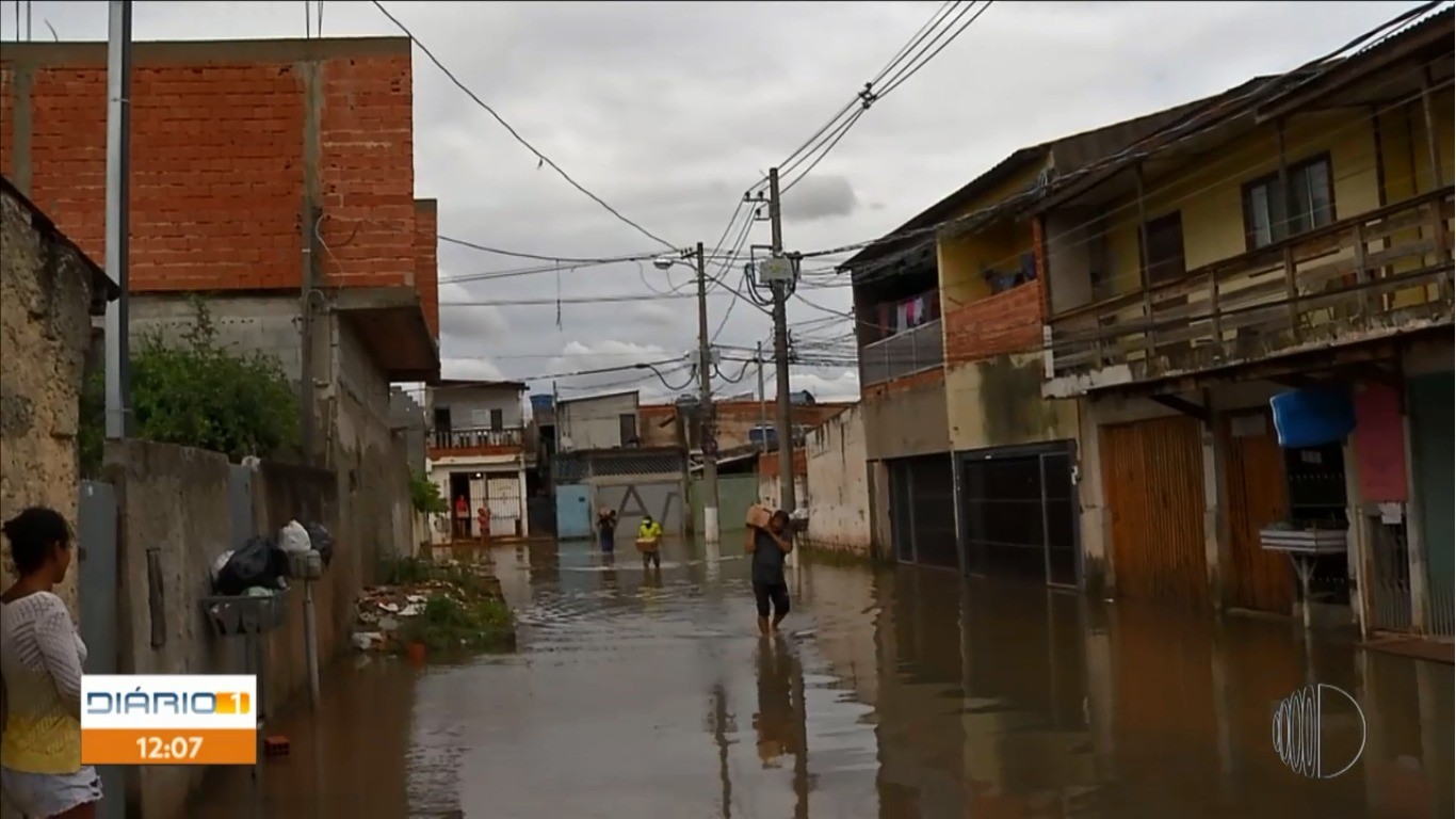 Bairros de Itaquaquecetuba e Suzano ficam inundados após chuvas 