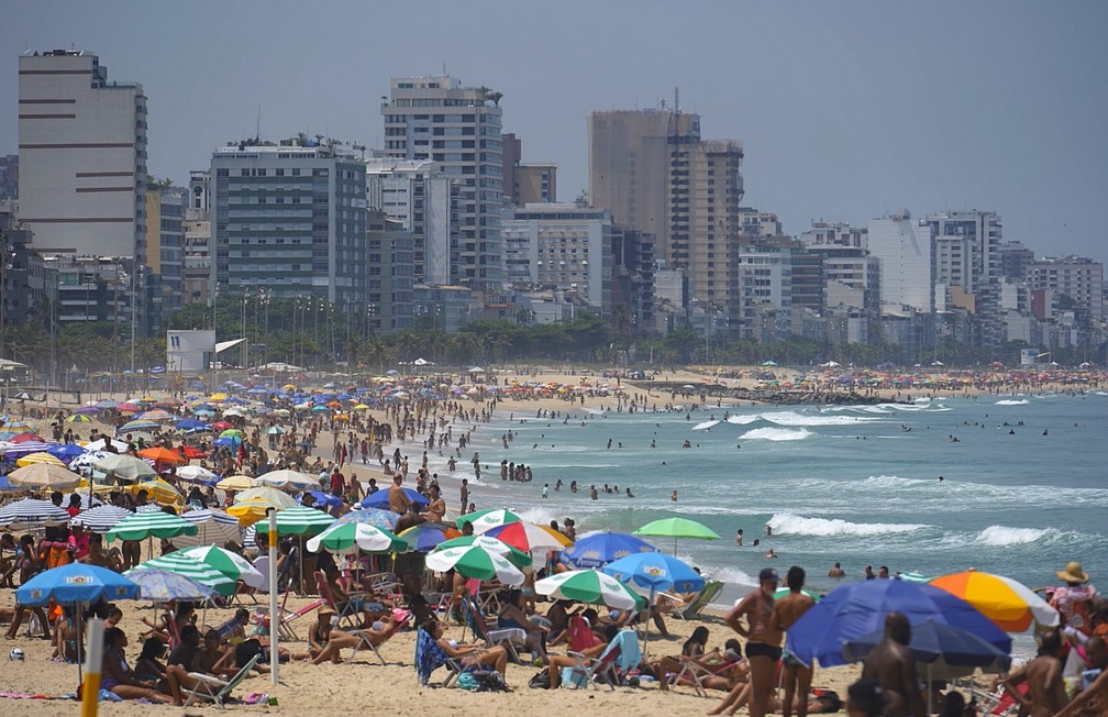 Praia lotada no Rio de Janeiro no começo da tarde desta sexta-feira (2) — Foto: Marcos Serra Lima/ G1