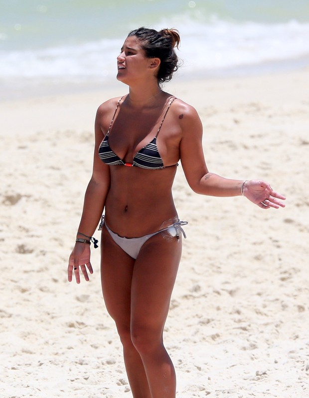 Giulia Costa na praia (Foto: AgNews)