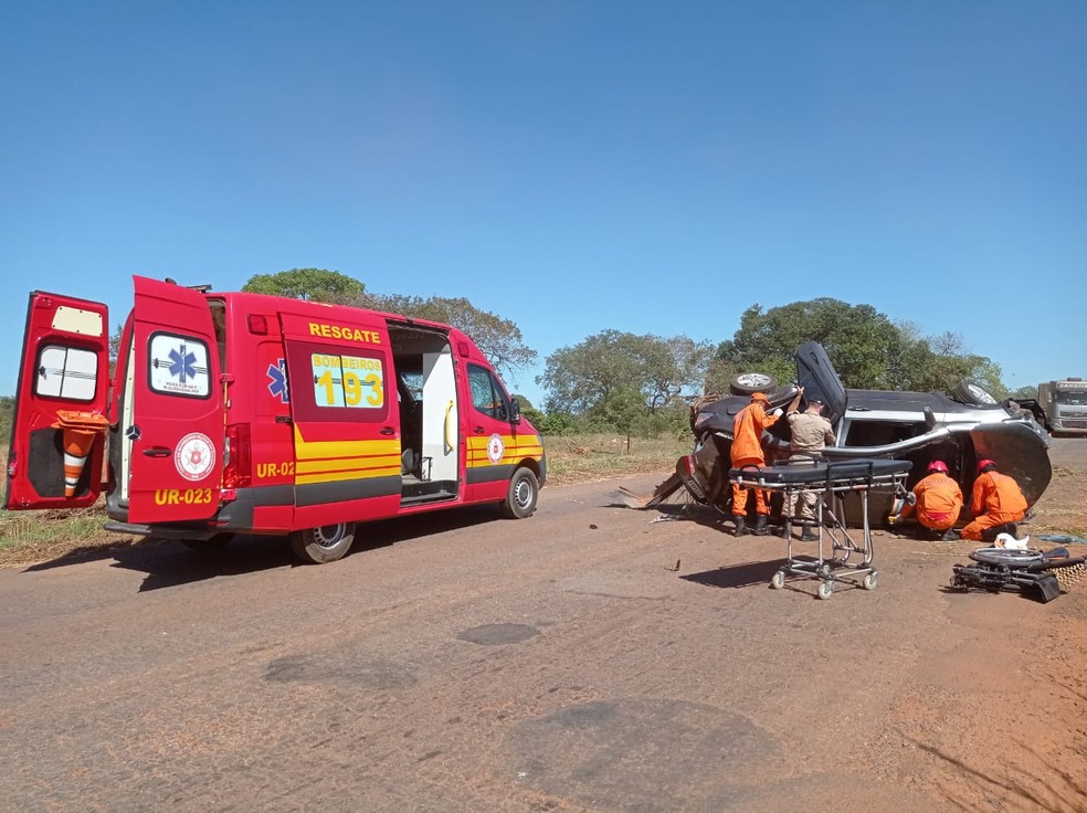 Carro capota em rodovia estadual e bombeiros resgatam o motorista  — Foto: Divulgação/Corpo de Bombeiros do Tocantins 