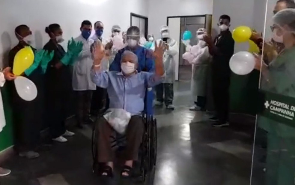 Idoso de 80 anos ao receber alta do hospital de campanha em Feira de Santana, na Bahia &mdash; Foto: Reprodu&ccedil;&atilde;o/TV Bahia