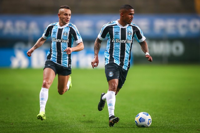Grêmio monitora situação de Rafinha e Douglas Costa enquanto busca alternativas no mercado