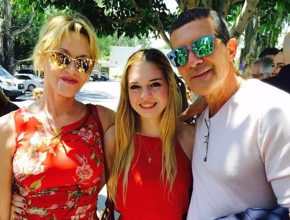 Stella Banderas com os pais, o ex-casal composto por Antonio Banderas e Melanie Griffith (Foto: Instagram)