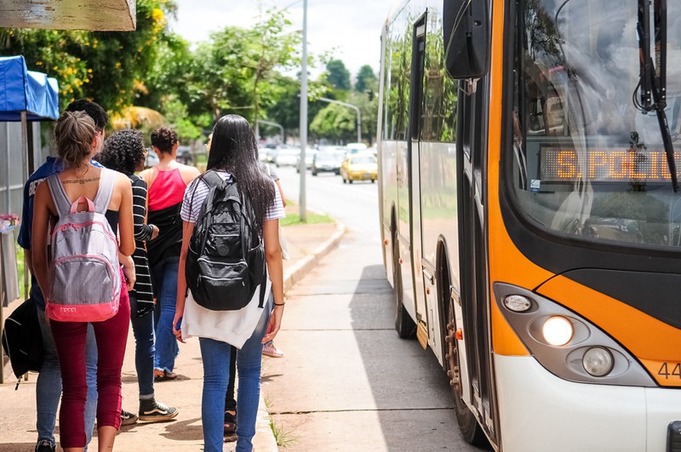 Estudantes aguardam ônibus, em Brasília — Foto: Lúcio Bernardo Jr/Agência Brasília