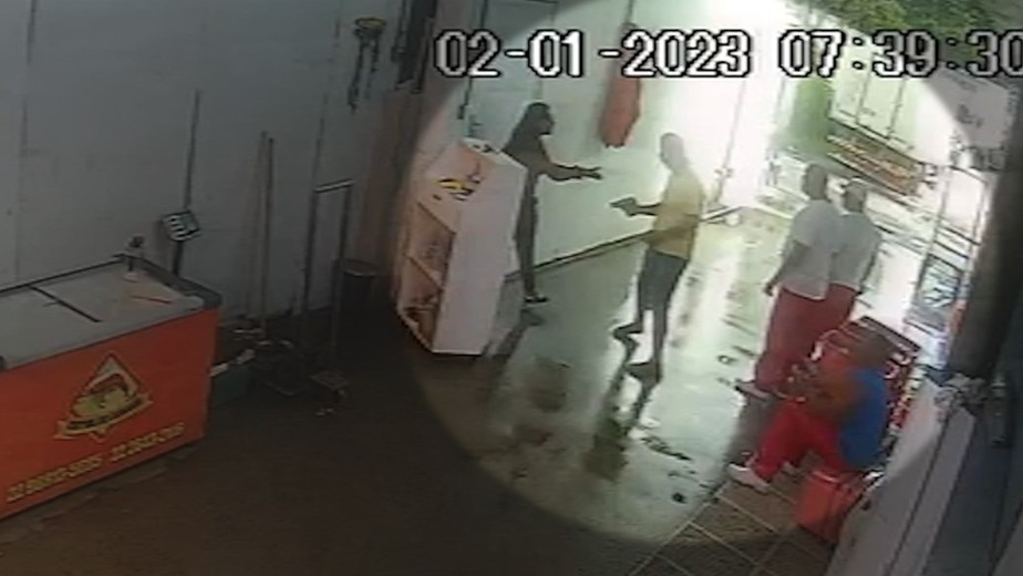 Imagens mostram momento que Thiago Oliveira de Souza entra no Mercado de Peixe de Cabo Frio, onde Rosilene de Azevedo da Silva trabalhava
